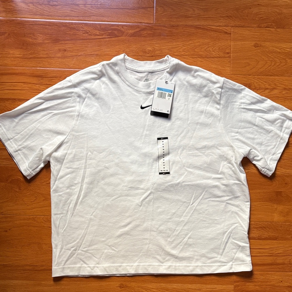 NWT  Nike loose fit white top women’s size medium